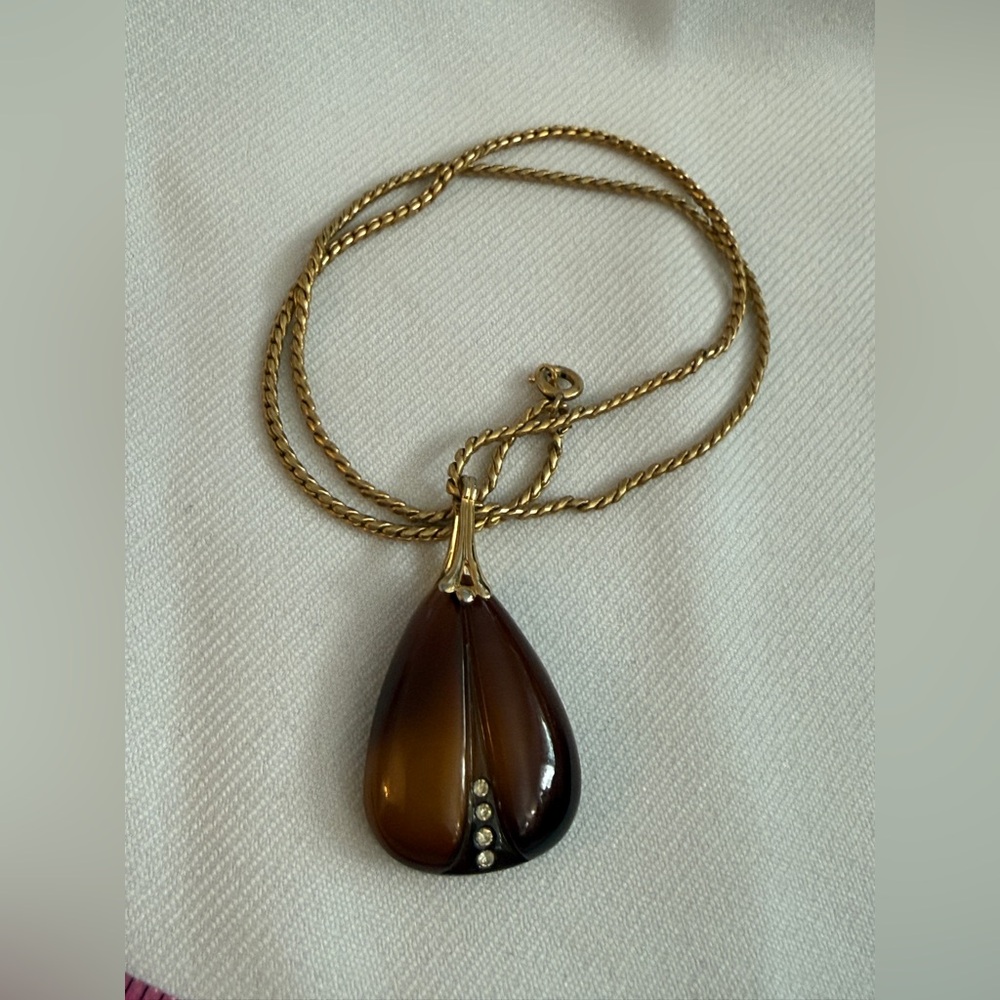 Elegant Gold and Brown Pendant Necklace
